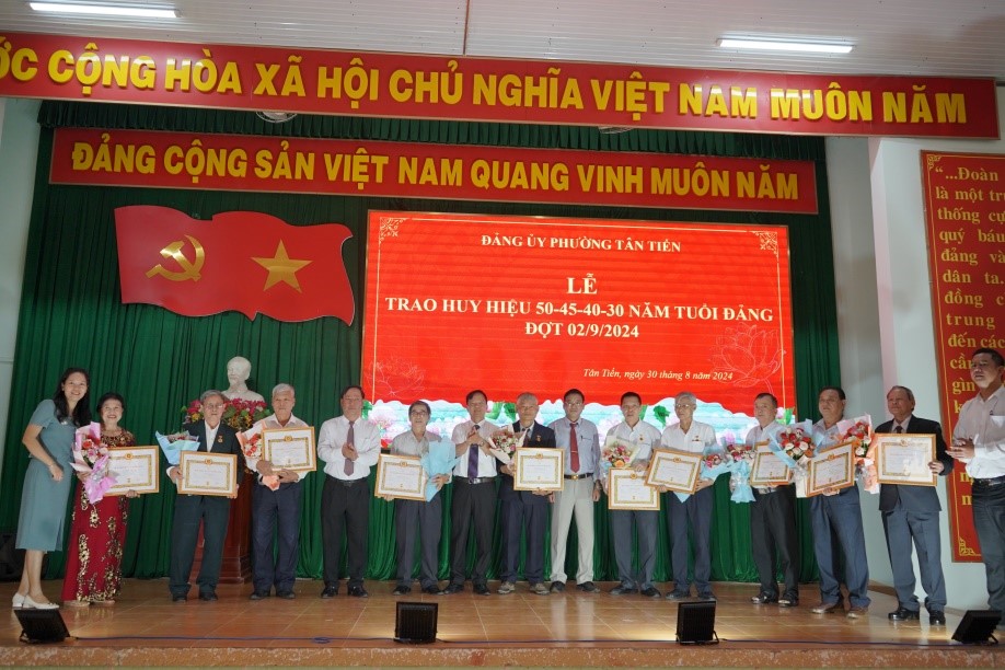 Đảng ủy phường Tân Tiến tổ chức lễ trao Huy hiệu Đảng đợt 02/9/2024
